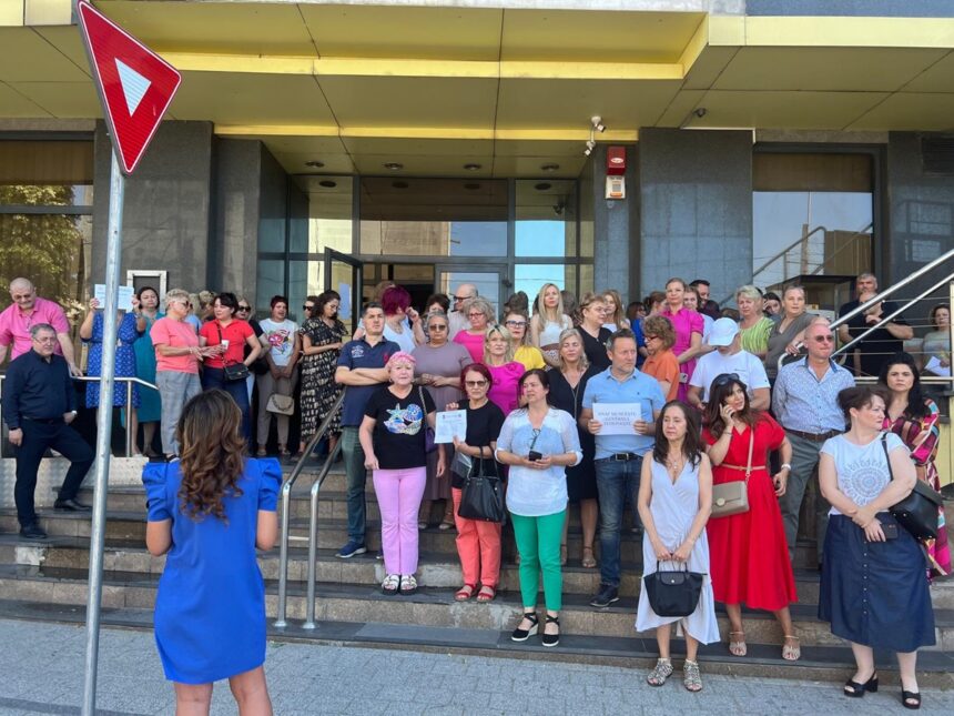 foto video salariatii anaf constanta protest spontan la sediul institutiei liderul sindical emilian marian nu vrem sporuri ci salariile care ni se cuvin 6866460169266