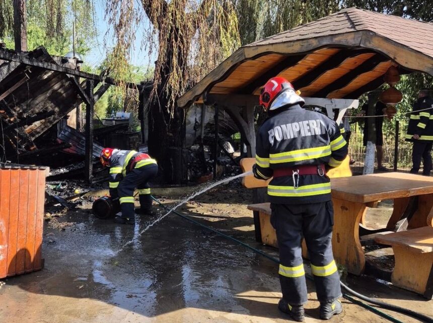 foto voluntari localnici si pompieri au luptat cot la cot sa stinga flacarile care au cuprins o casa din daeni judetul tulcea 68850f9feaeb1