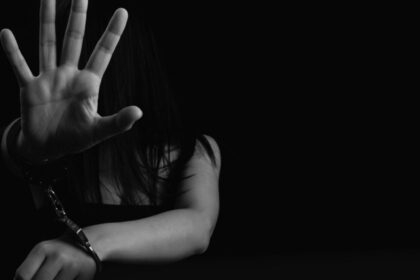 fratele racoleaza verisorul ia banii iar tatal sta de paza traficantii isi racoleaza victimele printre rude prieteni si vecini 688bcf41a30a8