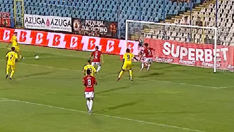 galerie foto a dat o in bara de acolo ratarea incredibila a jucatorului lui dinamo 68867e1d84111