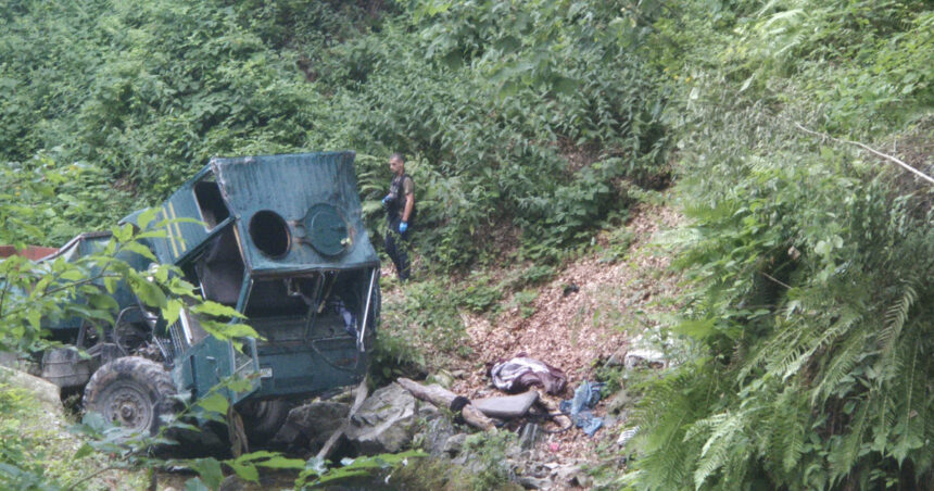 galerie foto accident grav in gorj doua persoane au murit iar patru au fost ranite dupa ce o autoutilitara s a prabusit intr o rapa 687ea6c9a3ec3
