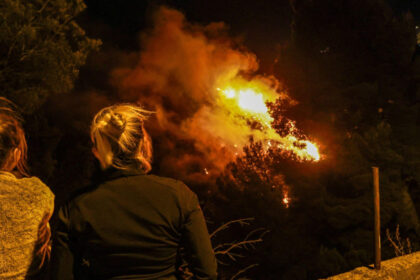 galerie foto incendiul de la periferia orasului marsilia a fost izolat insa pot aparea noi focare avertizeaza prefectul 686eb7a583cbc