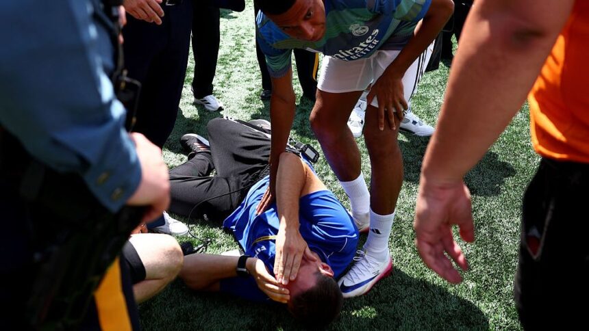 galerie foto mbappe moment delicat inainte de psg real madrid a facut ko un voluntar 686ecaf0b4961