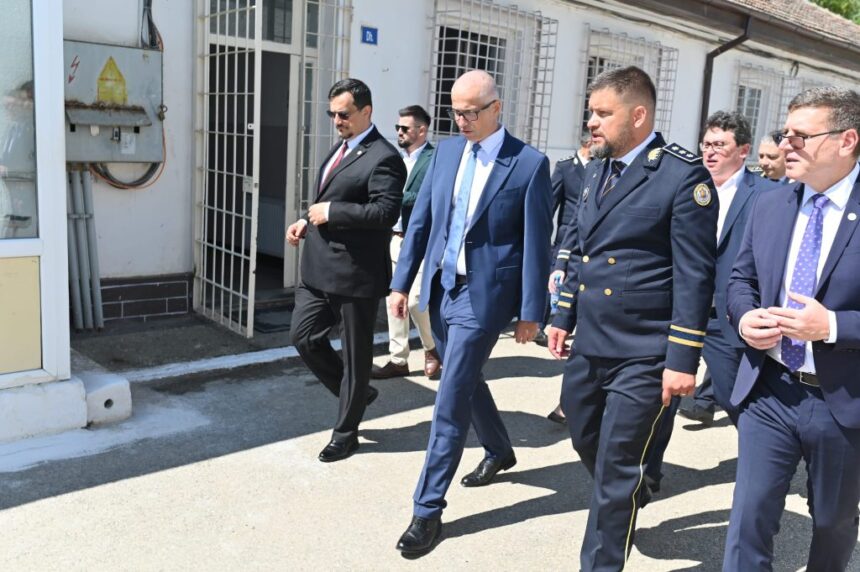 galerie foto ministrul justitiei prezent la penitenciarul poarta alba la inaugurarea unor spatii noi de detentie 687a3fa84587d