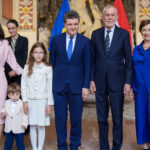 galerie foto nicusor dan cu familia in timpul vizitei oficiale in austria seful statului si partenera sa au participat la un spectacol de opera 6885da8c455ef