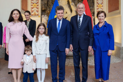 galerie foto nicusor dan cu familia in timpul vizitei oficiale in austria seful statului si partenera sa au participat la un spectacol de opera 6885da8c455ef