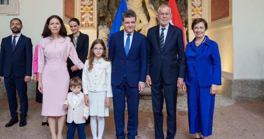 galerie foto nicusor dan cu familia in timpul vizitei oficiale in austria seful statului si partenera sa au participat la un spectacol de opera 6885da8c455ef