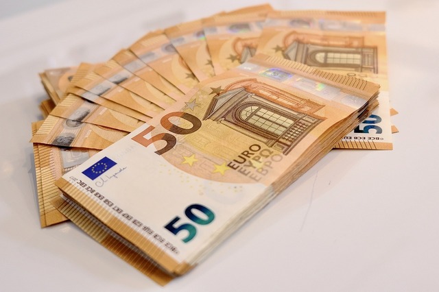 guvernul a imprumutat 375 miliarde de dolari si 15 miliarde de euro pe o cerere ridicata de 15 miliarde de dolari finantele au vrut sa profite dupa ce pachetul de austeritate a imbunatatit percep 686e9e24e3cc5