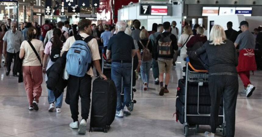 haos pe aeroporturile din franta peste 900 de zboruri au fost anulate joi din cauza grevei controlorilor de trafic aerian 6866c75122ee8