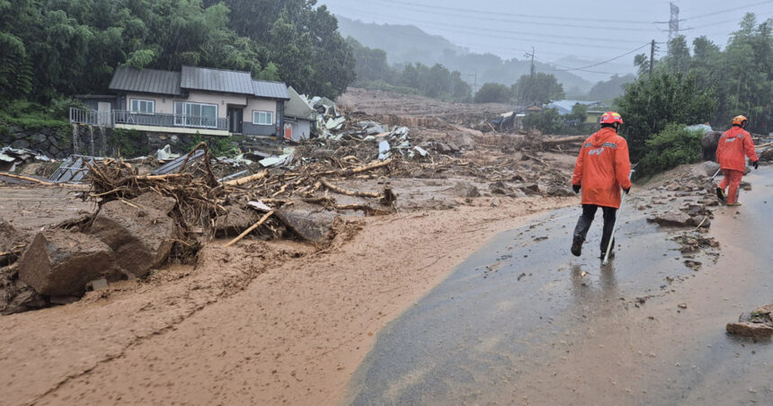 inundatii si alunecari de teren uriase in coreea de sud 14 persoane au murit iar 12 sunt date disparute 687caa52e57dd
