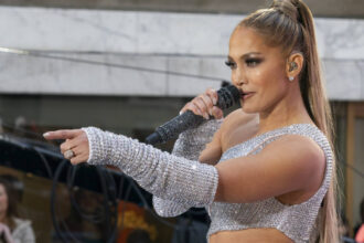 jennifer lopez a ajuns la bucuresti artista va sustine un concert in aceasta seara in piata constitutiei 6888871bab3a2