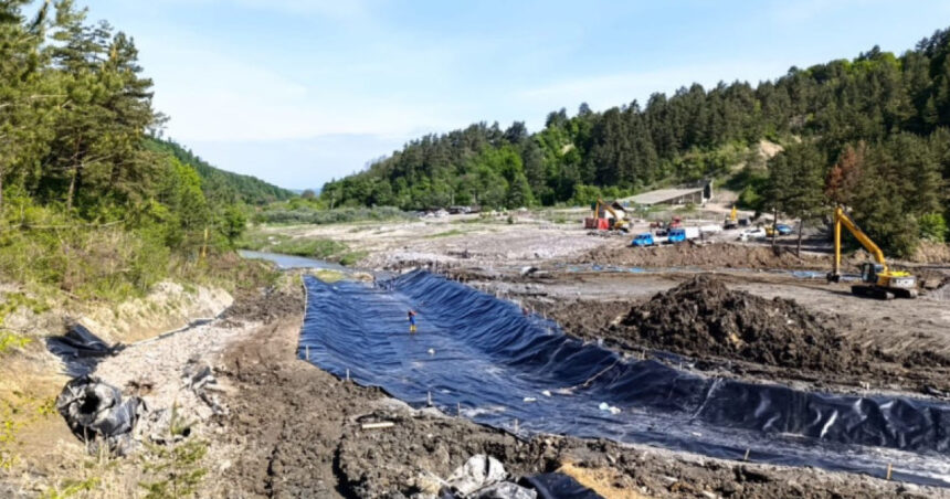 noua motopompe actioneaza in zona praid pentru ca apa sa nu ajunga la santierul de deviere a paraului corund 686ff81e004d0