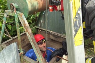 o catelusa si puiul ei au fost salvati dintr o fantana adanca de 12 15 metri in judetul tulcea 687fbbea809ef