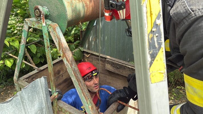o catelusa si puiul ei au fost salvati dintr o fantana adanca de 12 15 metri in judetul tulcea 687fbbea809ef