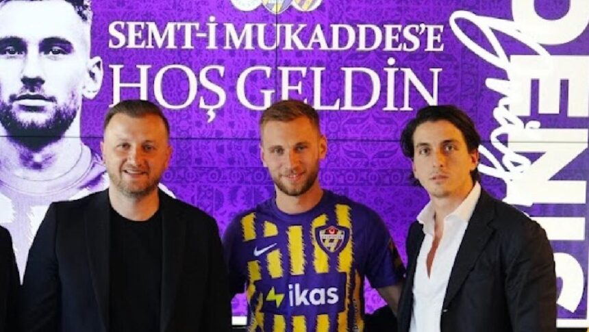 oficial denis dragus a semnat fotbalistul prezentat in mare stil experimentatul atacant roman 687a66cf63363