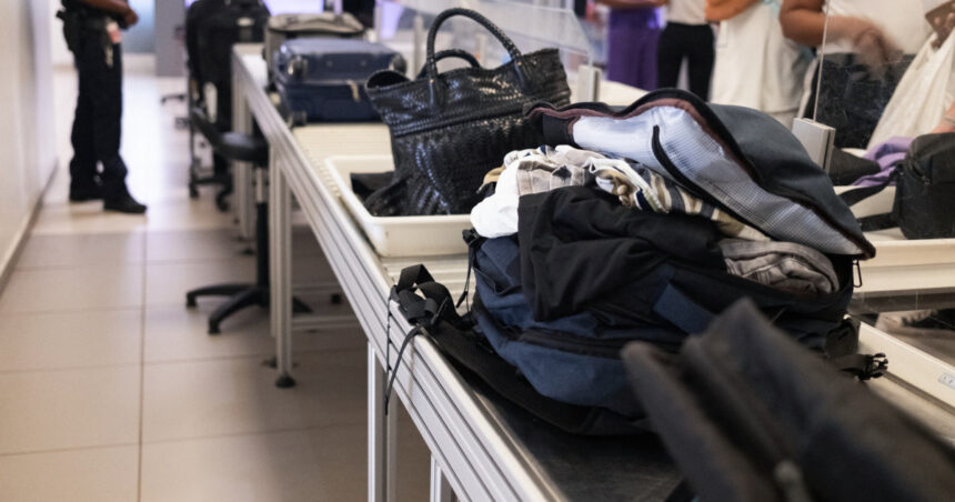 pasagerii nu se vor mai descalta la controalele de securitate din aeroporturile americane la 20 de ani de la implementarea regulii 6872763a0b167