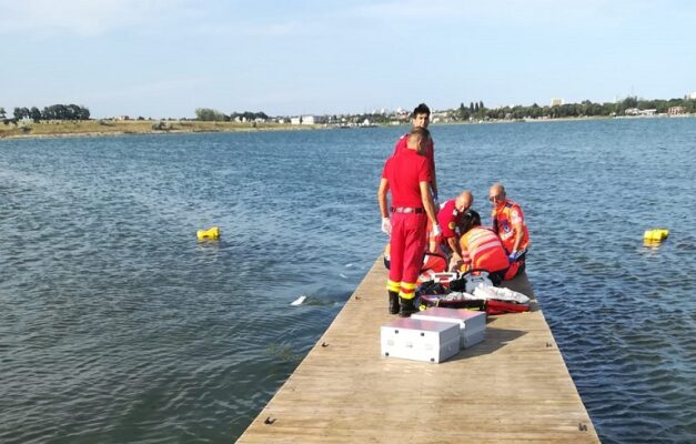persoana scoasa inconstienta din apa la techirghiol in zona bailor reci 688b3b2612774