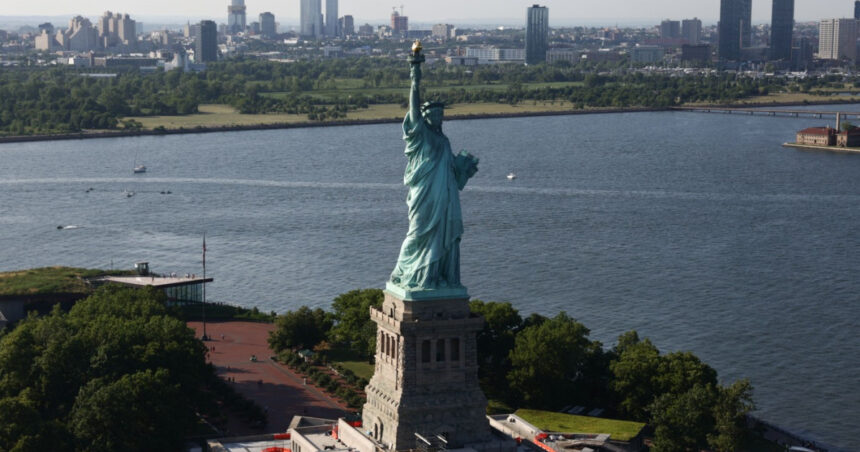 politicile lui trump alunga turistii straini si aduc pierderi de aproape 30 de milioane de dolari studiu 686ba2d9eb443