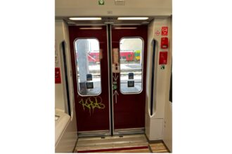 primul tren electric nou al romaniei vandalizat la mai putin de un an de la introducerea in circulatie 6870ac63cdad0