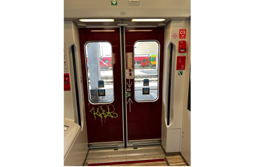 primul tren electric nou al romaniei vandalizat la mai putin de un an de la introducerea in circulatie 6870ac63cdad0
