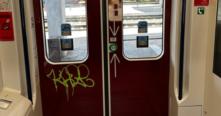 primul tren electric nou din romania vandalizat ministerul transporturilor confortul depinde si de gradul de civilizatie 6870009a6f0cd