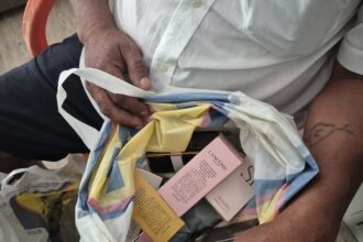 prins in flagrant vindea parfumuri false in fata unui hotel din eforie nord 686e4b5b421bb