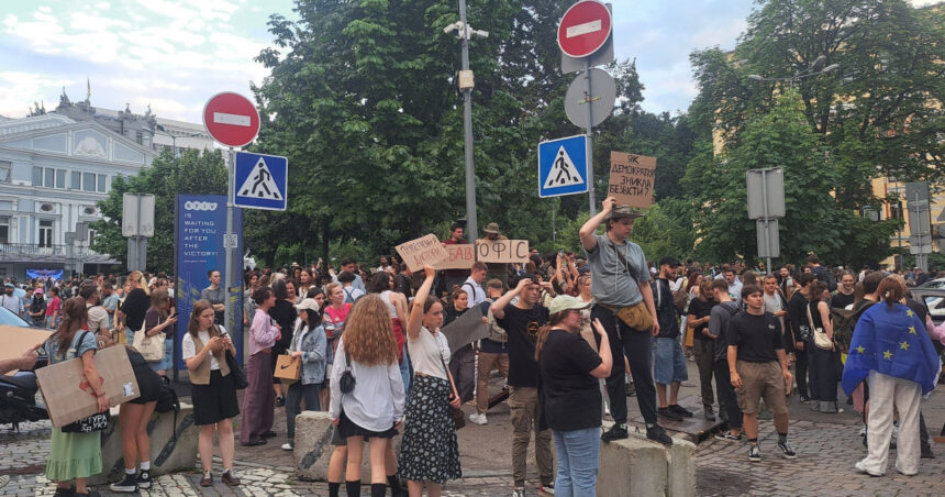 proteste la kiev furia creste in ucraina dupa ce zelenski a promulgat legea ce vizeaza reducerea puterii organismelor anticoruptie 68805f6bd2b54