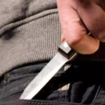 scene socante in statia de autobuz a urmarit o minora care mergea la scoala a agresat o de fata cu lumea apoi a scos cutitul si a amenintat ca se taie 688179179e424