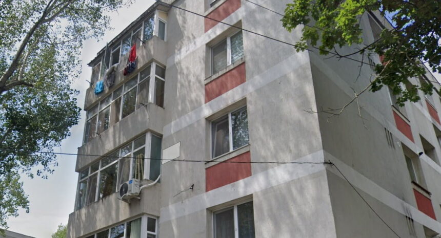 si a inchis balconul apartamentului cu tamplarie pvc fara a avea autorizatie iar acum trebuie sa desfiinteze tot 686ba93281131
