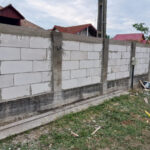 si a schimbat vechiul gard si a construit o bucatarie de vara dar a uitat sa obtina autorizatie iar acum este obligat sa le darame 688804caa1538