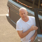 starea lui bruce willis s a agravat nu mai poate vorbi citi sau merge nu si mai aminteste ca este un celebru star de cinema 688264be47858