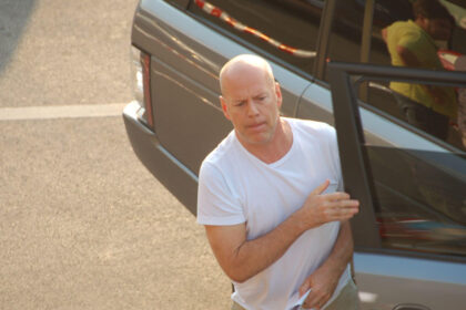 starea lui bruce willis s a agravat nu mai poate vorbi citi sau merge nu si mai aminteste ca este un celebru star de cinema 688264be47858