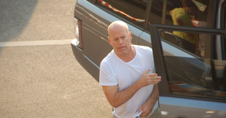 starea lui bruce willis s a agravat nu mai poate vorbi citi sau merge nu si mai aminteste ca este un celebru star de cinema 688264be47858