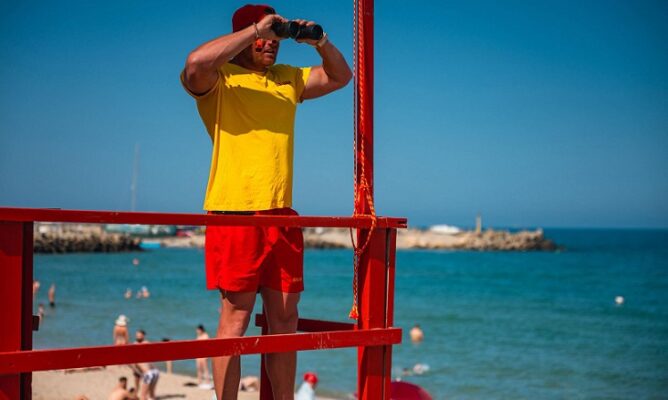 steag rosu pe plaja din eforie sud si galben in eforie nord 6871222b5a260