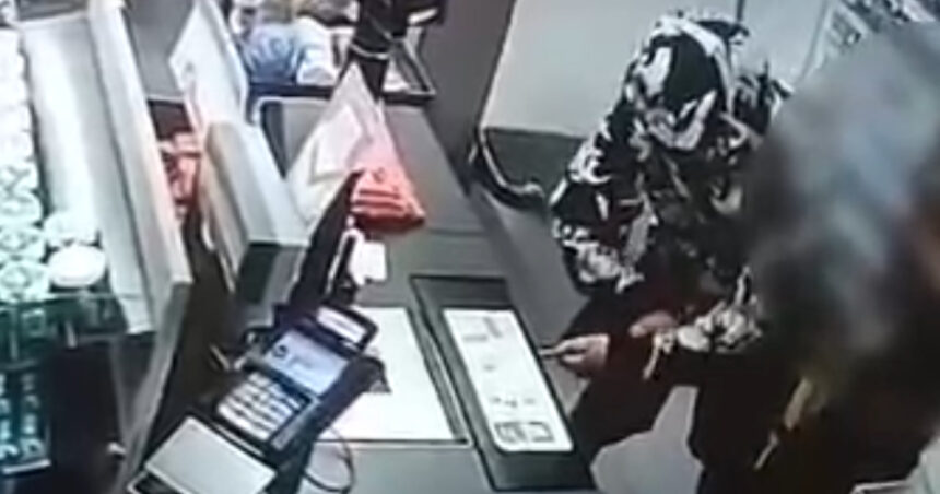 tanar arestat in capitala dupa ce a furat alimente dintr un magazin iar apoi a revenit ca sa sustraga bani din casa de marcat 6875488ef09b3