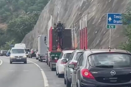 trafic blocat pe dn 6 in zona orsova din cauza unui incendiu de vegetatie produs pe versant cad pe sosea lemne aprinse si pietre 686d3cadcb9e6
