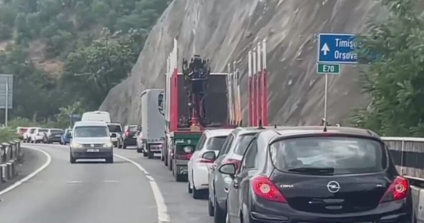trafic blocat pe dn 6 in zona orsova din cauza unui incendiu de vegetatie produs pe versant cad pe sosea lemne aprinse si pietre 686d3cadcb9e6