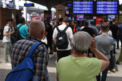 traficul feroviar afectat de furtuni intarzieri de sute de minute inregistrate in gara de nord anuntul cfr sa 688600db47a1b