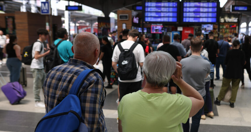 traficul feroviar afectat de furtuni intarzieri de sute de minute inregistrate in gara de nord anuntul cfr sa 688600db47a1b