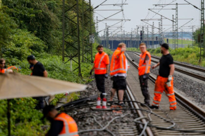 traficul feroviar intre orasele duisburg si dusseldorf a fost perturbat de un incendiu la cabluri autoritatile suspecteaza un sabotaj 688bbdc5efa27