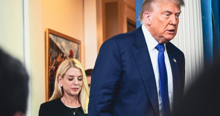 trump ii ia apararea procurorului general pam bondi in scandalul epstein suntem o echipa maga si nu mi place ce se intampla 68735084c2465