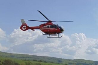 un autoturism a intrat intr un cap de pod la iesire din stupina spre crucea intervine elicopterul 6872766f081c1