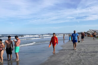 un barbat care s a certat cu salvamarii la eforie amendat cu 500 de lei 6887b8bee8bfe