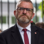 un controversat europarlamentar polonez de extrema dreapta sustine ca camerele de gazare de la auschwitz sunt false 6871e24953670