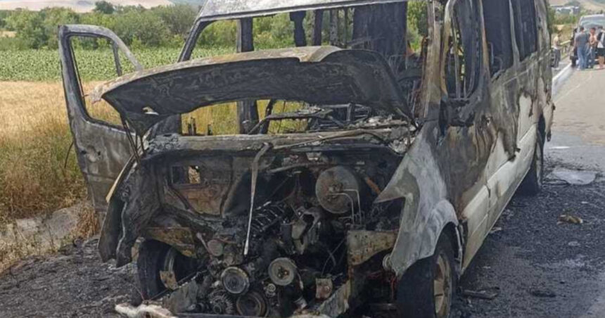 un microbuz cu pasageri a luat foc in mers pe dn 29d in botosani autoturismul a ars in totalitate 6874fea45afcf