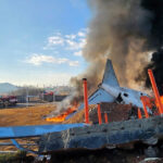 video accidentul de avion jeju air pilotii au oprit singurul motor functional al boeingului care s a izbit de zidul de la capatul pistei 687e8521bfedb