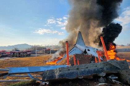 video accidentul de avion jeju air pilotii au oprit singurul motor functional al boeingului care s a izbit de zidul de la capatul pistei 687e8521bfedb