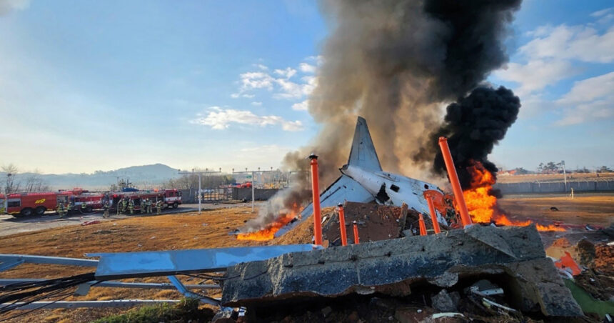 video accidentul de avion jeju air pilotii au oprit singurul motor functional al boeingului care s a izbit de zidul de la capatul pistei 687e8521bfedb