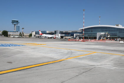 video aeroportul otopeni functioneaza cu o singura pista lucrari de reparatii in plin sezon al vacantelor 688785df2ada8