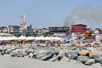 video alerta in costinesti un incendiu de vegetatie uscata vizibil de pe plaja ce spun pompierii 6884a5123a177